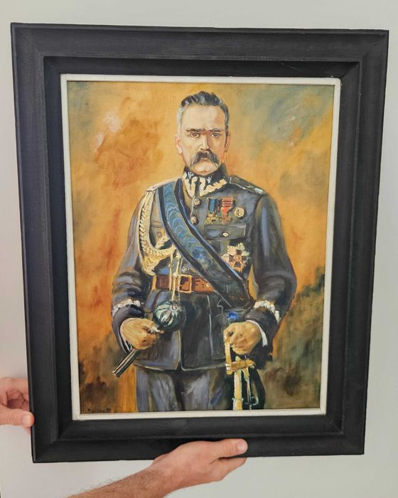 Obraz przedstawiający J.Piłsudskiego (autor: M.Silska) w ciężkiej, drewnianej ramie.