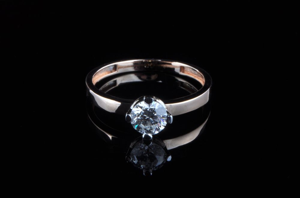 Золотое кольцо с бриллиантом - 0.67ct