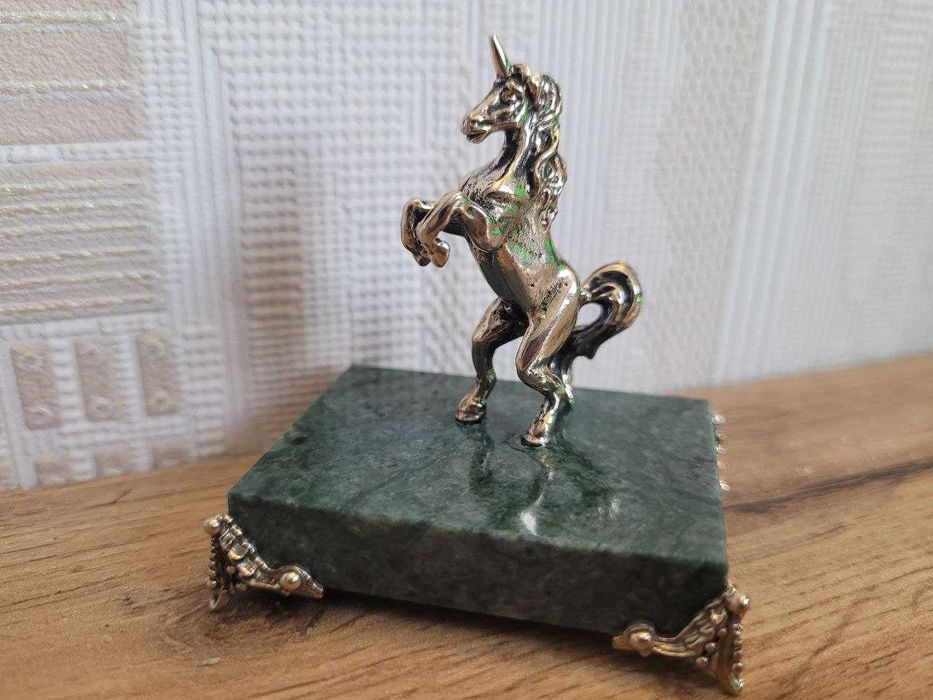 Фигура Единорога б из бронзы на зелёном камне на ножках, статуэтка шик