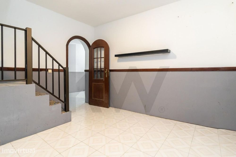 Pequena Moradia com Sótão Aproveitado e Logradouro - Centro de Setúbal