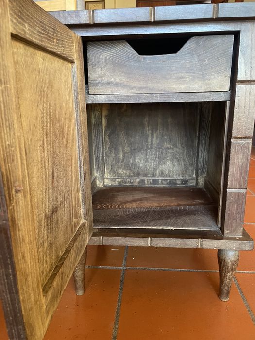 Duas mesas de cabeceira