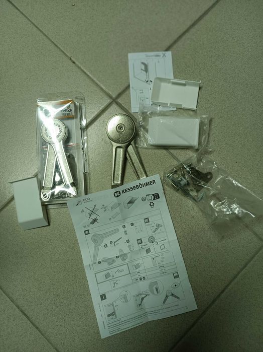 Puxadores e dobradiças para armários