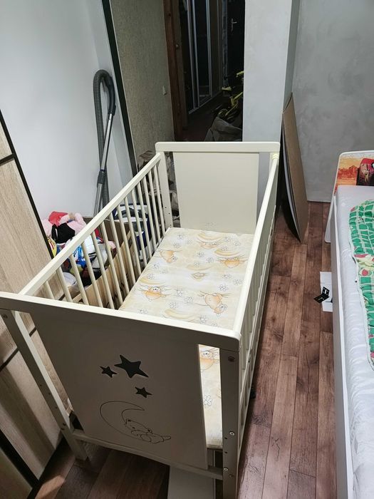 Дитяче ліжко-маятник, матрац, та м'які накладки на бортики