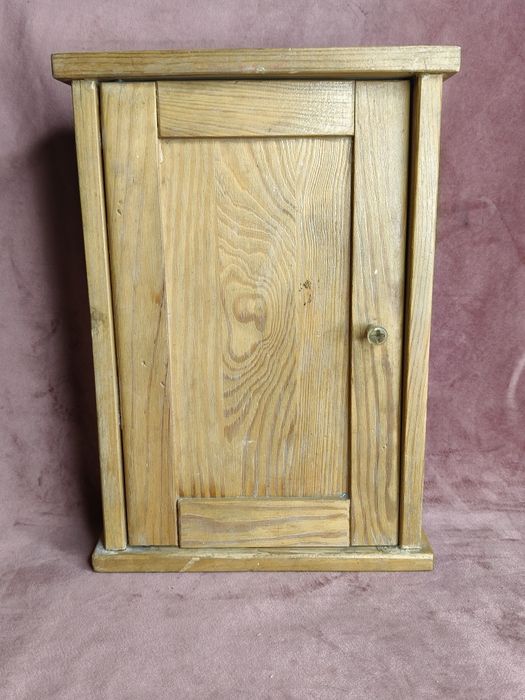 Mała drewniana szafka na klucze 182