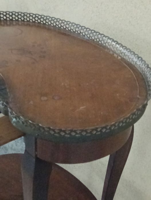Bela mesa de apoio antiga em mogno