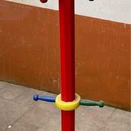 cabide criança para aprender as cores