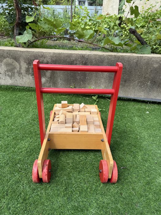Дитячі ходунки, візок з деревʼяними блоками