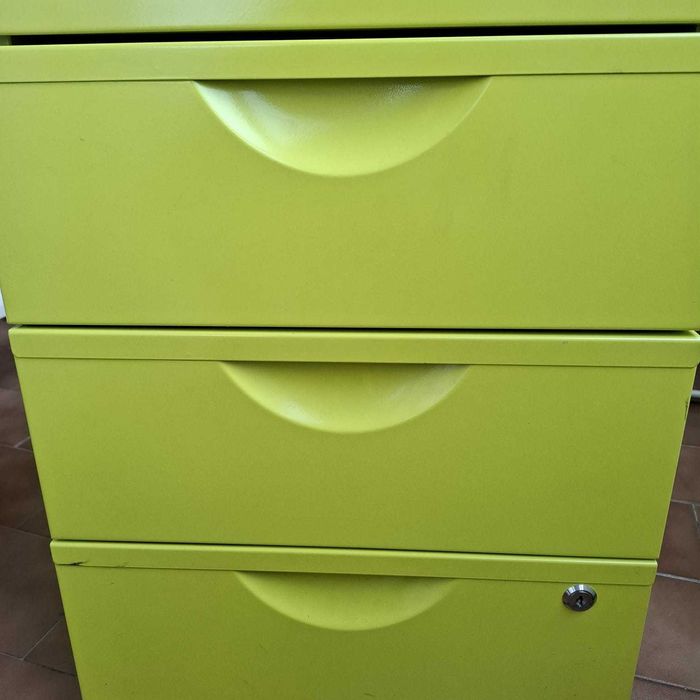 Móvel de três gavetas verde com rodinhas