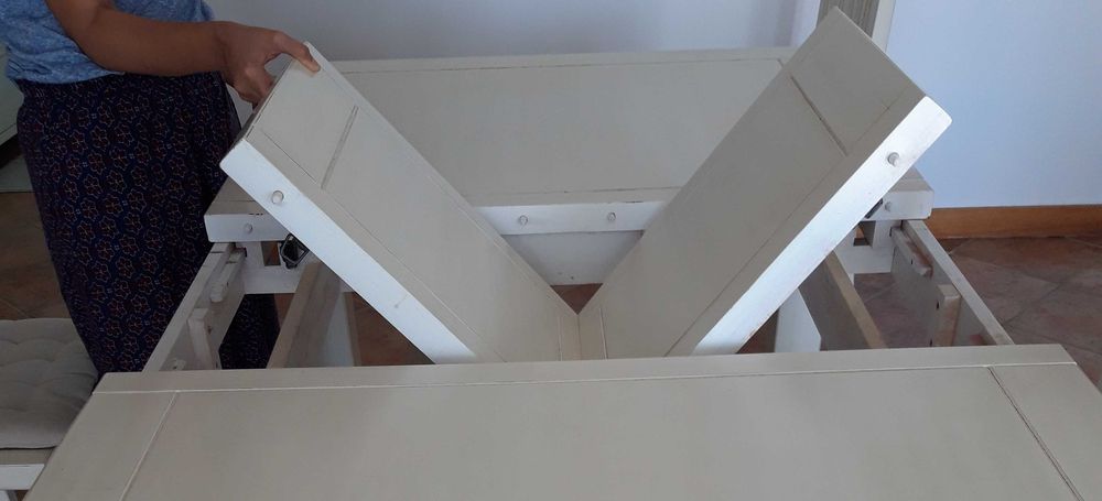 Mesa rústica e 6 cadeiras brancas