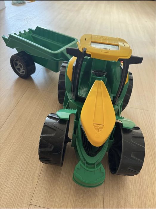 Traktor z przyczepą Lena