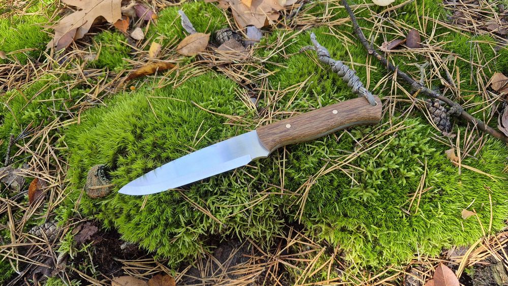 Nóż bushcraftowy ze szlifem scandi