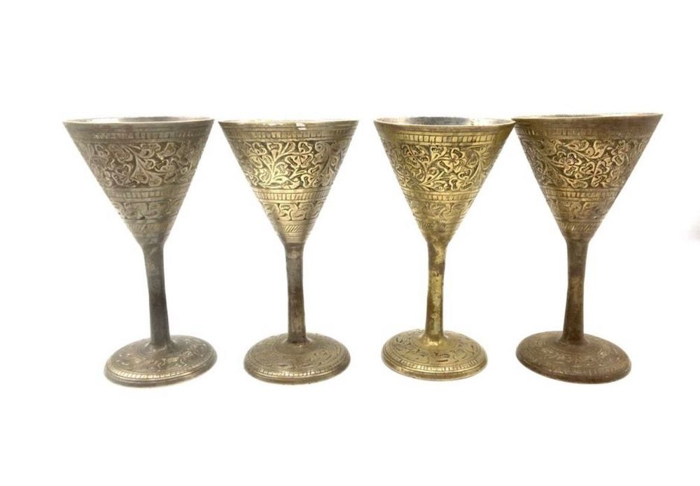 Calices orientais antigos

Bom estado

Medidas
11cm altura 
6cm diâmet