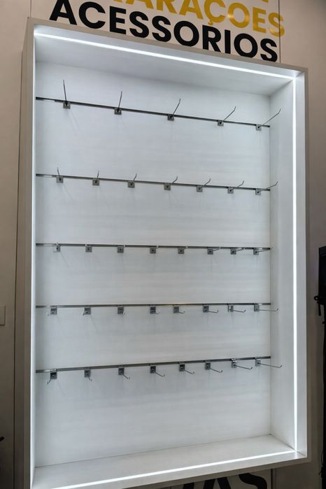 Expositor moderno para destacar produtos