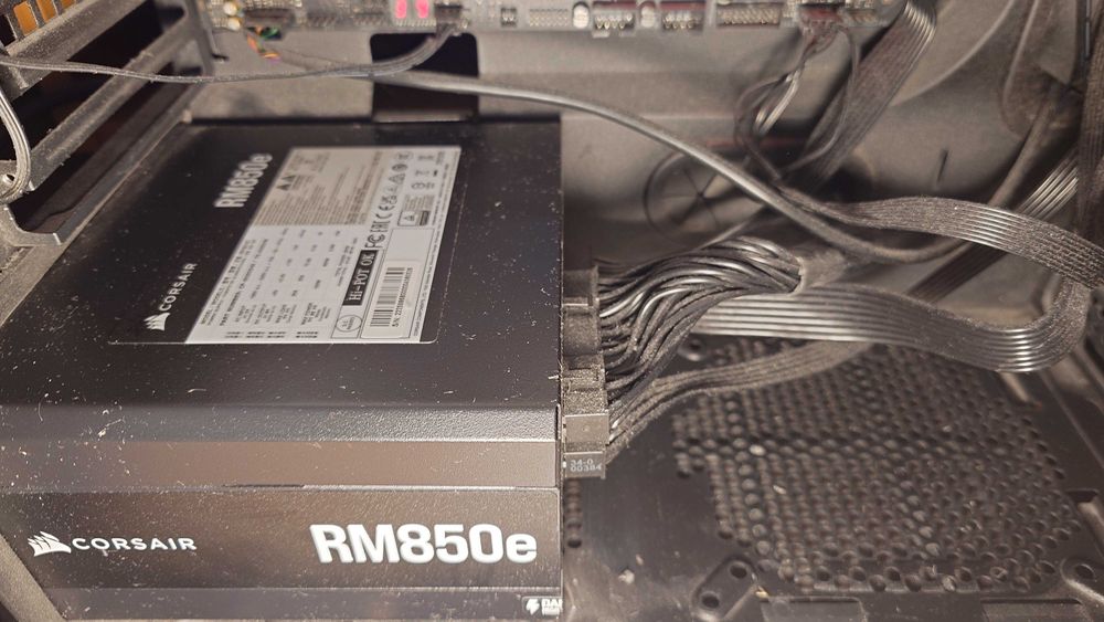 CORE I7-8086K 5Ghz, MSI RTX 4070 Ti Gaming X Trio White 12GB, 16GB