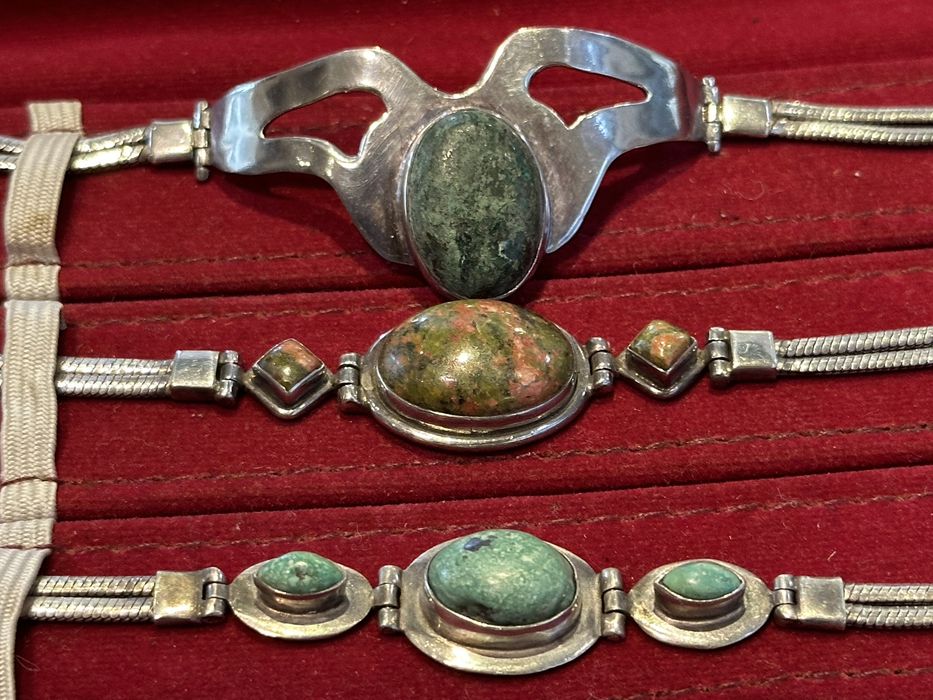 Pulseiras em prata de lei 92.5 e pedras. Origem: Índia