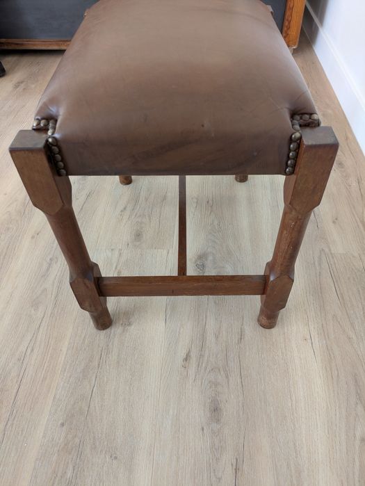 Banco de apoio de pés de sala