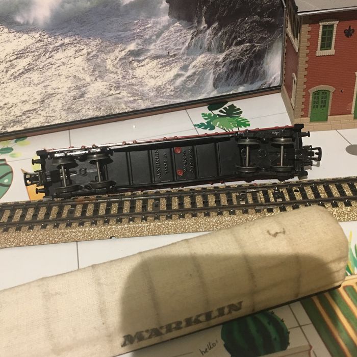 model wagonu towarowego z plandeką firmy Märklin.