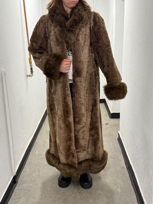 długie futro z karakułów