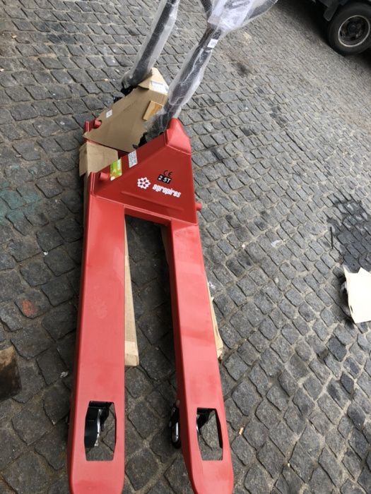 Porta paletes 2.5 ton.