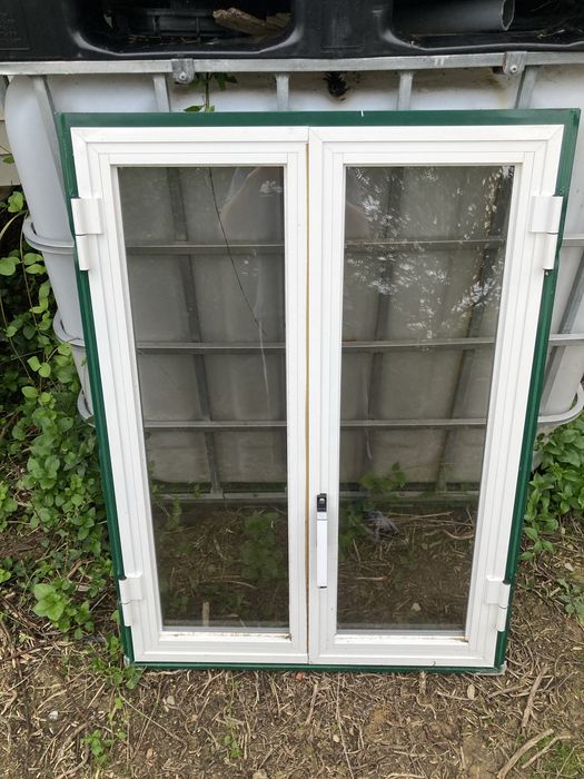 Janela pvc branca em bom estado.