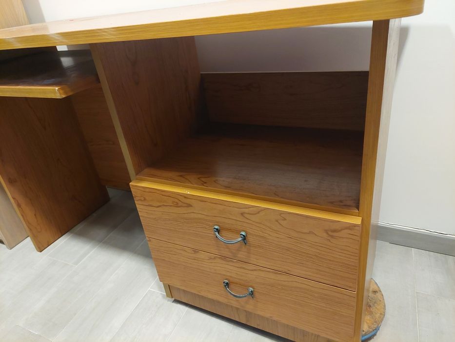 Secretária com gavetas