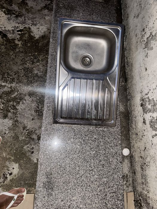 Bancada de marmore com pia inox