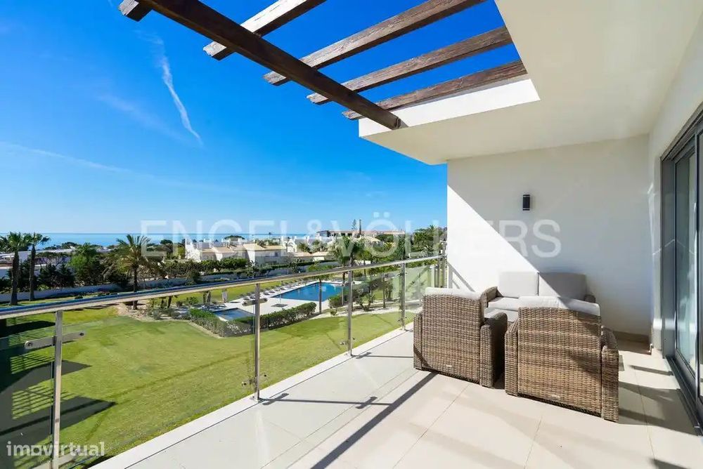 Apartamento T1 com vista mar a 600m da praia