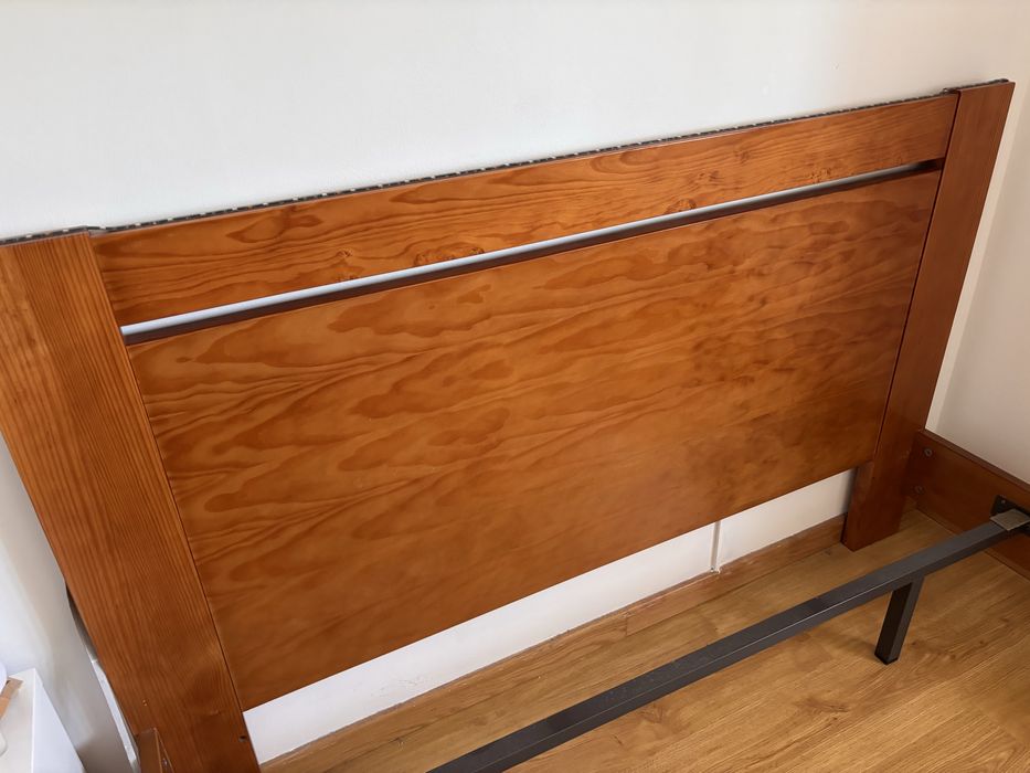 Cama com estrado.