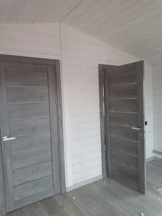 Монтаж міжкімнатних  дверей та плінтуса