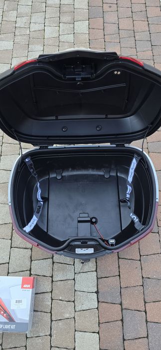 Givi V47 Tech wraz z oparciem i światłem STOP