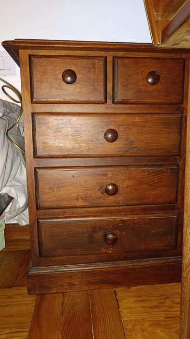 Mesinha cabeceira/armário