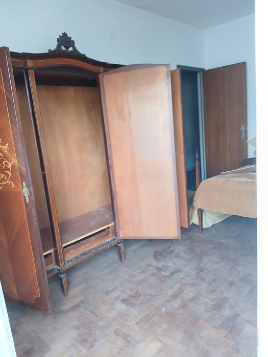 Excelente roupeiro com incrustacoes de madeira