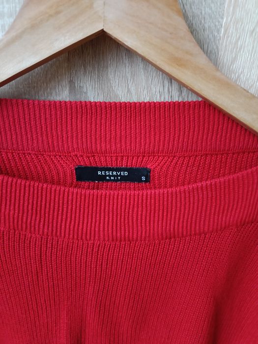 Czerwony sweter reserved