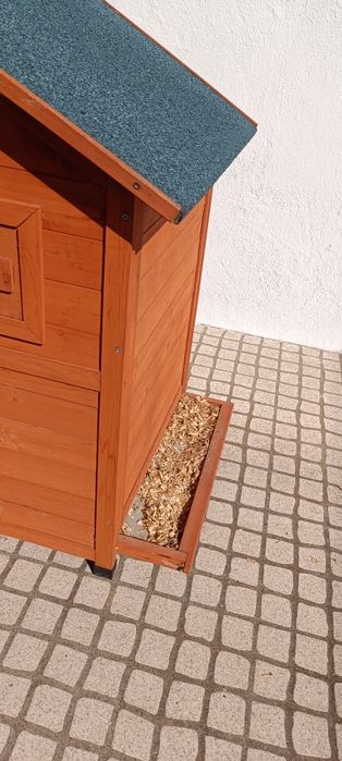 Casa de madeira para galinhas