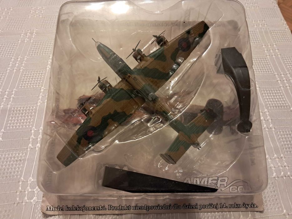 8 samolotów i śmigłowców diecast firmy AmerCom