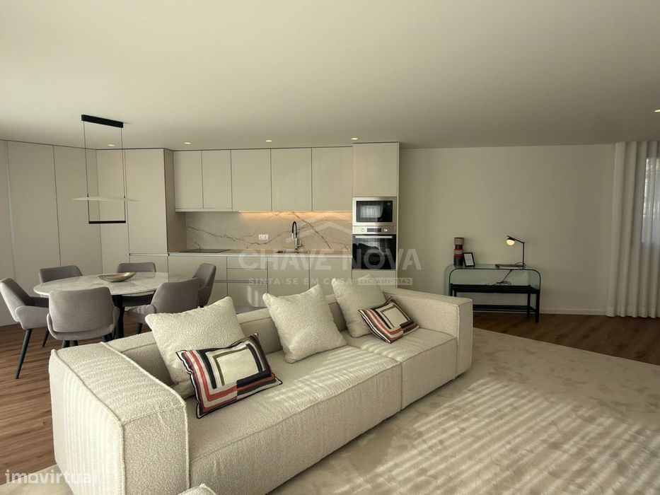 New T2 Apartment with Balcony and Parking Space for Two Vehicles in Arcozelo (Beaches)