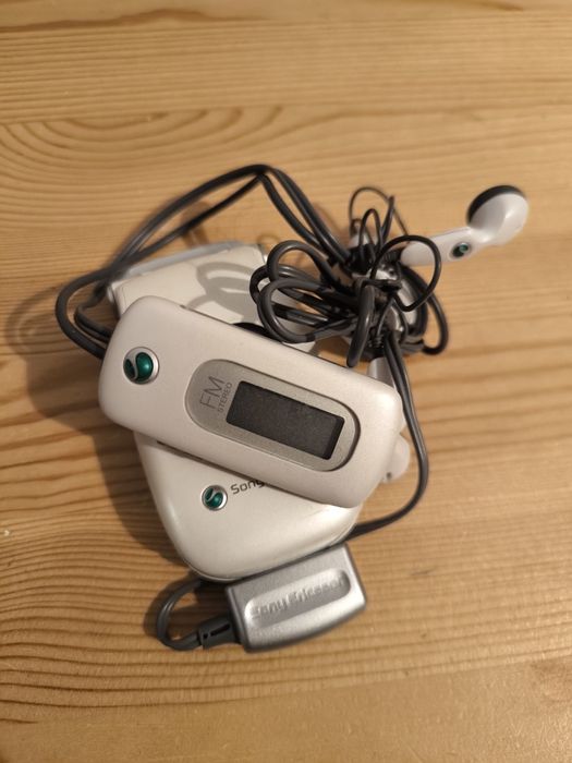 Telefon Sony Ericsson Z200 plus FM