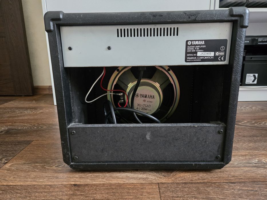 Комбопідсилювач YAMAHA F-20