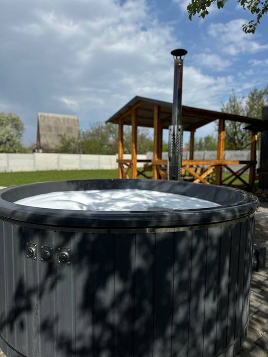 Будинок подобово з вуличним джакузі та басейном