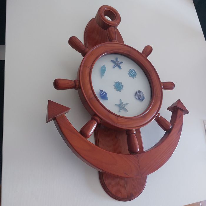 Roda de leme com ancora