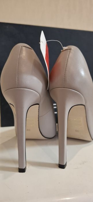 Женские кожаные туфли на каблуке, Braska, p.39, т.25 см, новые