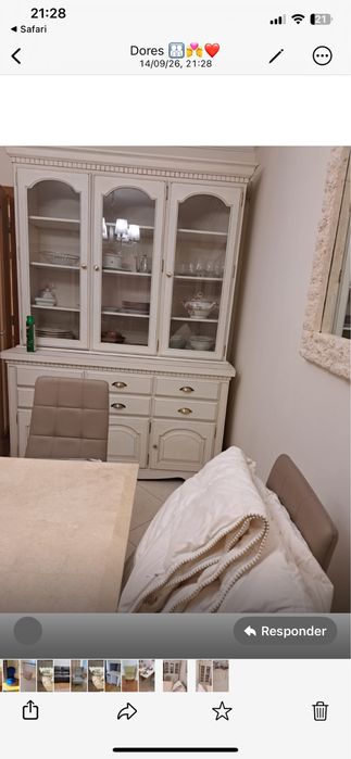 Sala de jantar com mesa,  cadeiras, movel aparador e dois moveis cristaleira