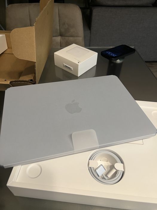 Mac book  Apple . Air 13,6 .  M5. Na gwarancji.