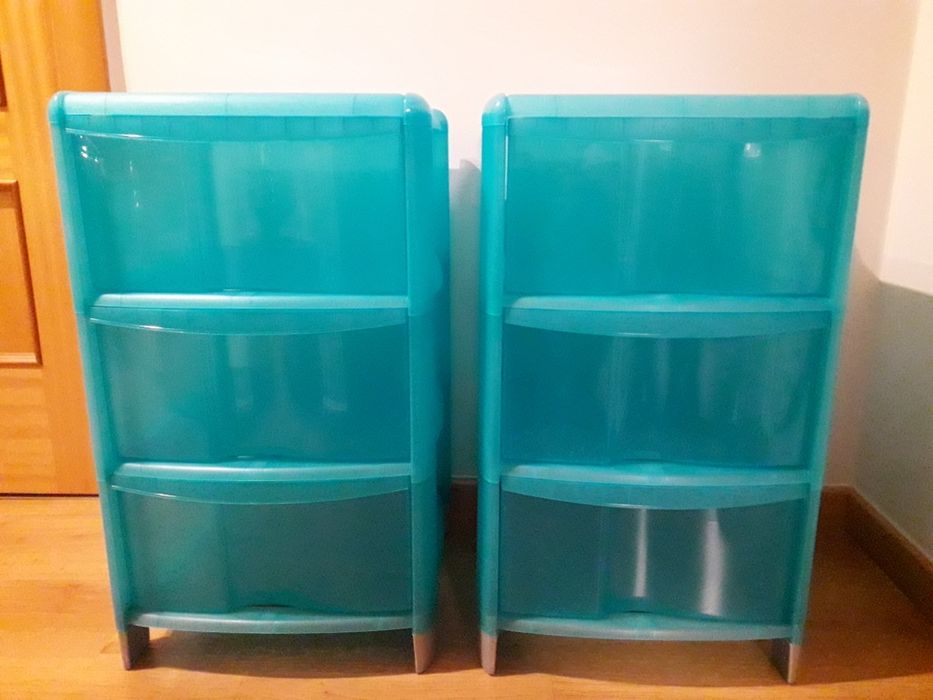 Carrinhos plásticos com três gavetas