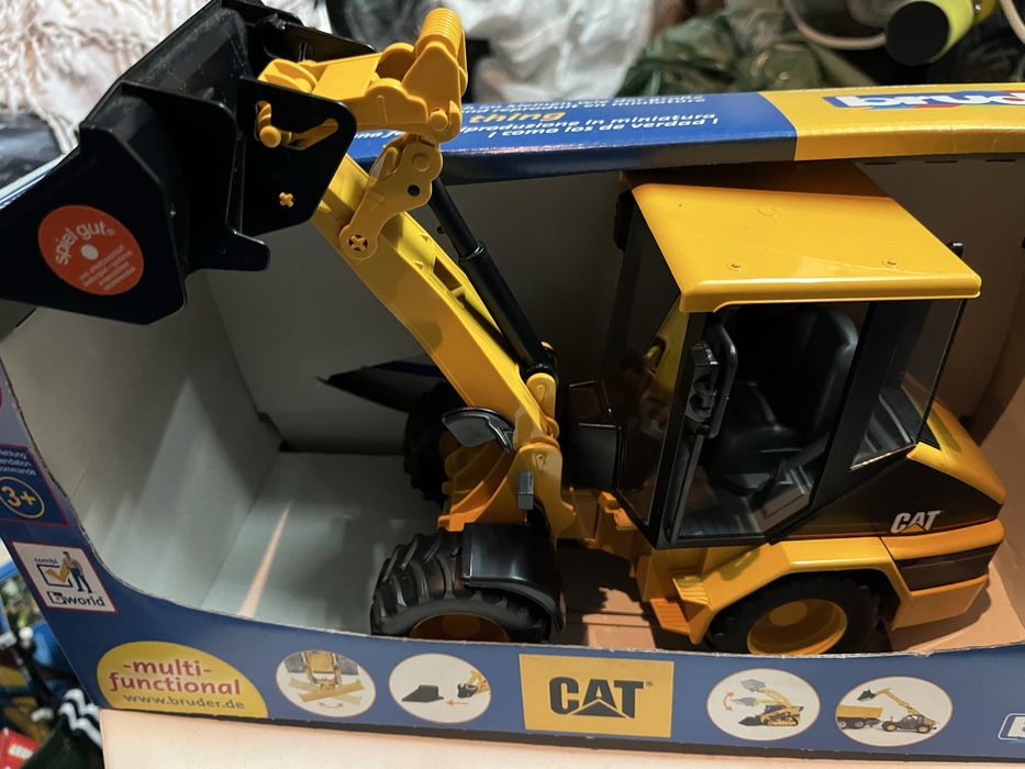 Escavadora giratória marca CAT como nova