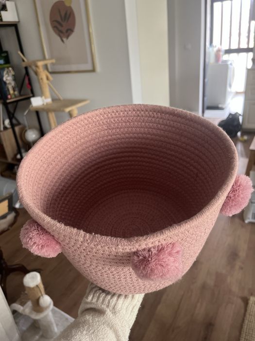 Cesto cor-de-rosa com pompom