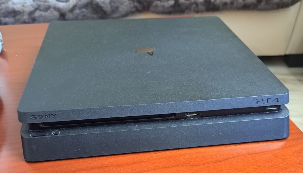 Vendo Ps4 com 2 comandos.