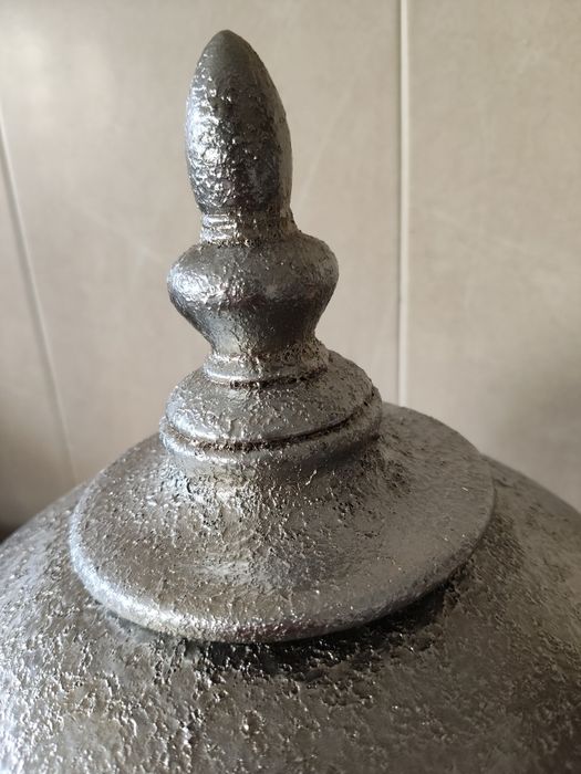 Peça de cerâmica prateada sem nenhum marca de uso
