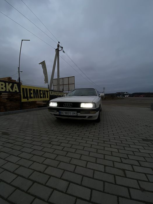 Ауді 90 на ходу.