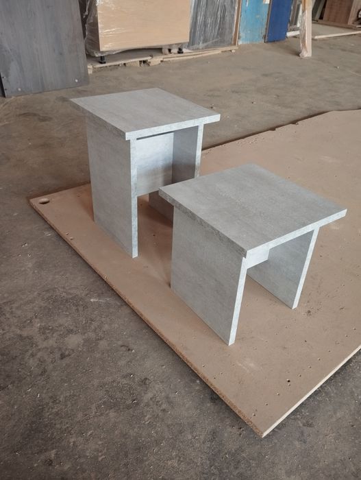 Качественные устойчивые табуретки.